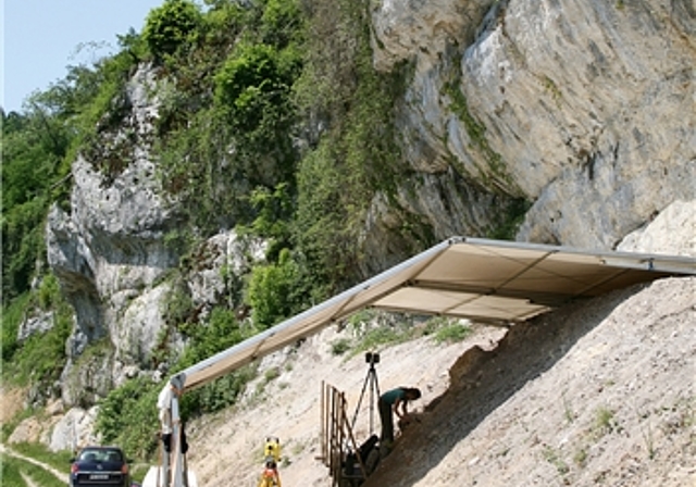 Hanglage: Für die Grabung wurde eine Holzplattform eingerichtet.