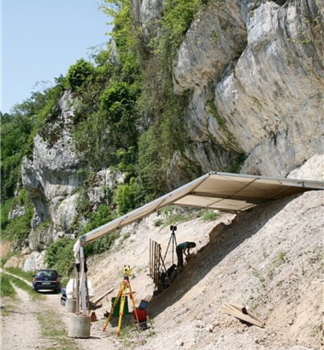 Hanglage: Für die Grabung wurde eine Holzplattform eingerichtet.
