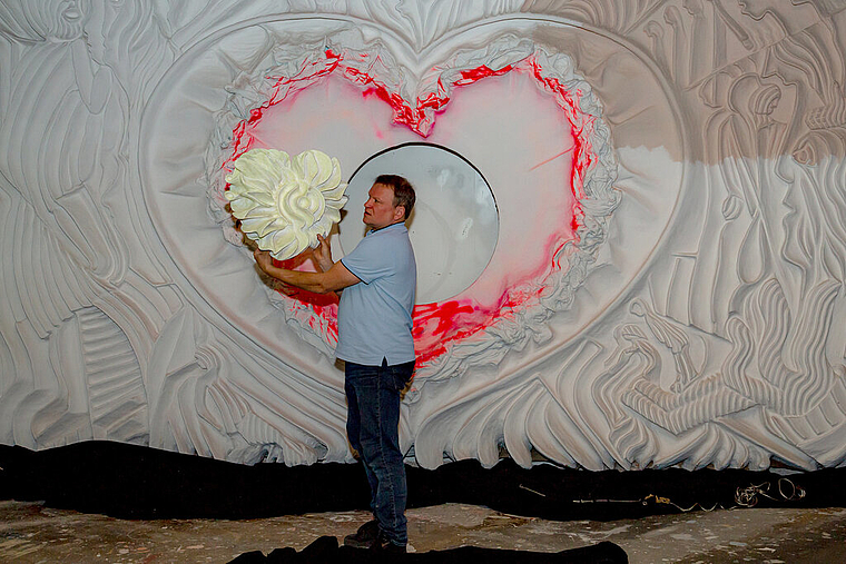 Niemals aufgeben: David Pflugi präsentiert seinen Geburtstagsgästen das leuchtende Herz als «Grundstein» zum neuen Kunstwerk. Foto: Martin Staub