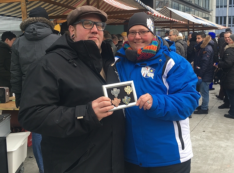 Präsentieren die Reinacher Blaggedde 2017: Der siegreiche Künstler Stephan Utiger und Désirée Lang, neue Obfrau
