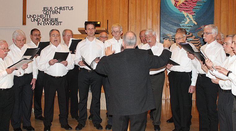 Brillierten in Laufen: Der Männerchor Himmelried während des Konzertes in der reformierten Kirche. Foto: Dimitri Hofer