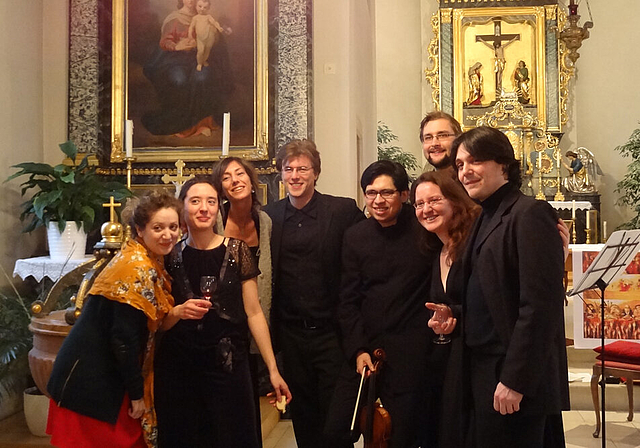 Heitere Stimmung bei den Barockmusikern von «I Pizzicanti»:  Die Absolventen der Schola Cantorum Basiliensis und ihre Gäste betrachten ihre vierteljährlichen Auftritte in der Kirche von St. Pantaleon als «musikalisches Kreativlabor».   Foto: Me
