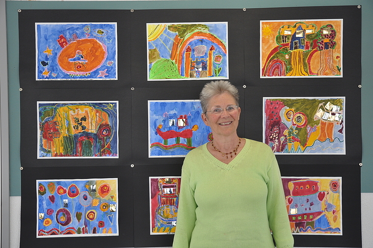 Mit den Kindern zu malen war ihr stets wichtig: Brigitta Markzoll vor Schülerarbeiten, die nach einem Besuch der Hundertwasser-Ausstellung im Forum Würth in Arlesheim entstanden sind. Foto: Isabelle Hitz