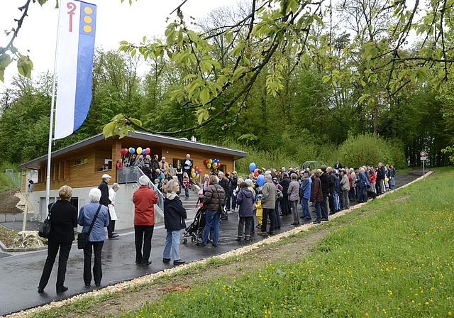 Einweihungsfeier: Die Reinacher Fahne wird vor dem Leyhuus gehisst, während die Konkordia-Buben dazu aufspielen. Fotos: Heiner Leuthardt