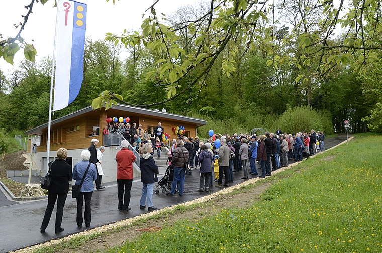 Einweihungsfeier: Die Reinacher Fahne wird vor dem Leyhuus gehisst, während die Konkordia-Buben dazu aufspielen. Fotos: Heiner Leuthardt