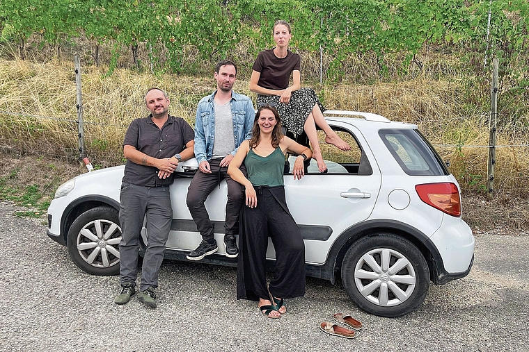 Fahrbereit: Mit ihrer App sorgen Gradlon von Känel, Stefan Zwyssig, Beatrice von Känel (von links) und Nora Seling (auf Dach), WG-Mitbewohnerin und finanzielle Unterstützerin, für ein sorgenfreies Autoteilen. Foto: ZVG