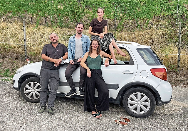 Fahrbereit: Mit ihrer App sorgen Gradlon von Känel, Stefan Zwyssig, Beatrice von Känel (von links) und Nora Seling (auf Dach), WG-Mitbewohnerin und finanzielle Unterstützerin, für ein sorgenfreies Autoteilen. Foto: ZVG