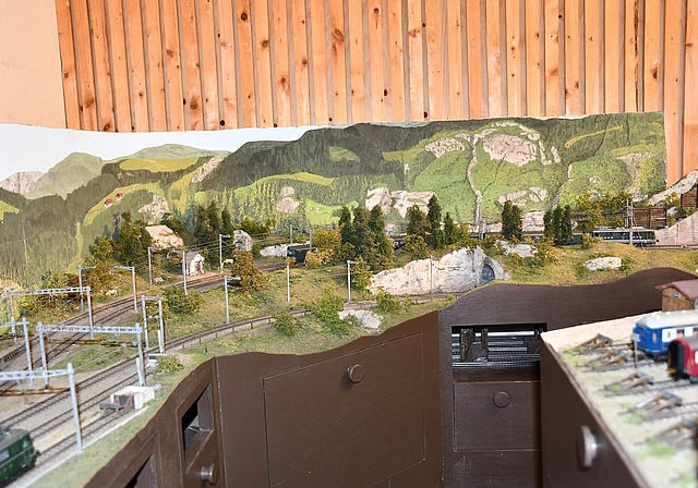 Geschenk: Ein älterer Herr vermachte der Modelleisenbahn Sekundarschule Aesch seine Gotthard-Anlage. Fotos: Fabian Schwarzenbach 