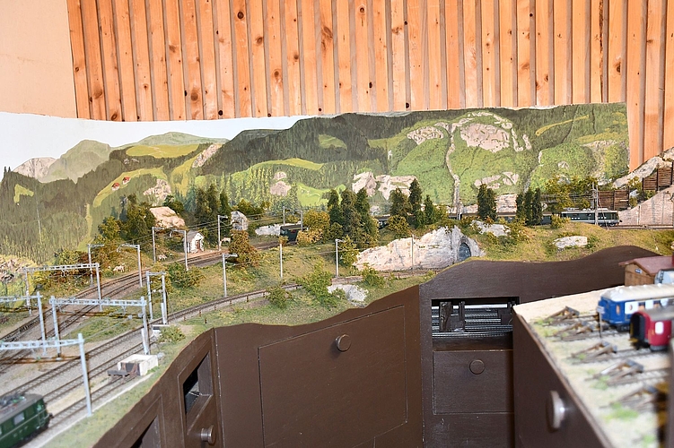 Geschenk: Ein älterer Herr vermachte der Modelleisenbahn Sekundarschule Aesch seine Gotthard-Anlage. Fotos: Fabian Schwarzenbach Geschenk: Ein älterer Herr vermachte der Modelleisenbahn Sekundarschule Aesch seine Gotthard-Anlage. Fotos: Fabian Schwarzenbach