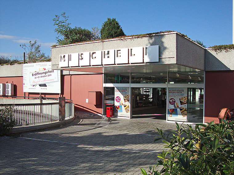 Bereit zum Eröffnungsfest: Das Mischeli-Center in Reinach präsentiert sein Facelifting. Foto: Guido Herklotz