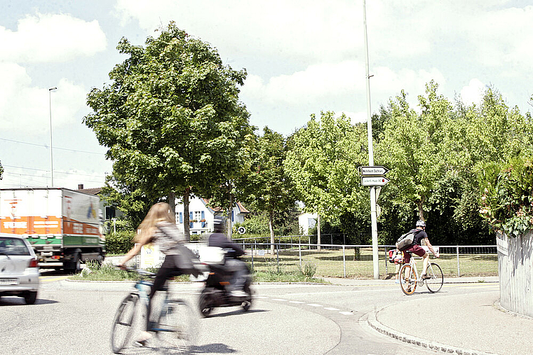 Reger Betrieb an der Einfahrt zur Hardstrasse: Als Erschliessung für das geplante neue Siedlungsgebiet beim Dychrain kommt sie nicht infrage, das ist mittlerweile auch der Gemeinde klar. Foto: Lukas Hausendorf
