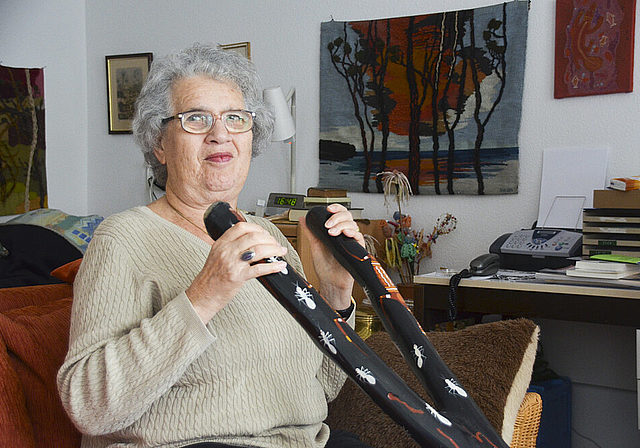 Spürt die Musik: Mit fast 80 Jahren hat sich die gehörlose Doris Herrmann einen Lehrer gesucht und angefangen, Didgeridoo zu spielen. Foto: Jay Altenbach