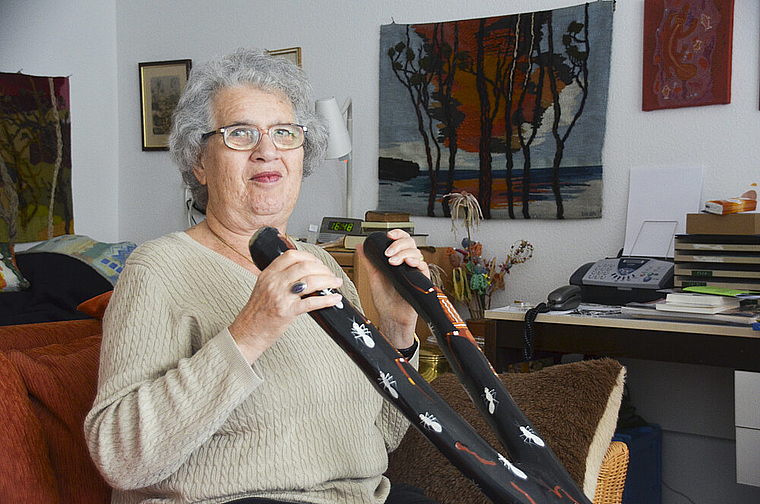 Spürt die Musik: Mit fast 80 Jahren hat sich die gehörlose Doris Herrmann einen Lehrer gesucht und angefangen, Didgeridoo zu spielen. Foto: Jay Altenbach
