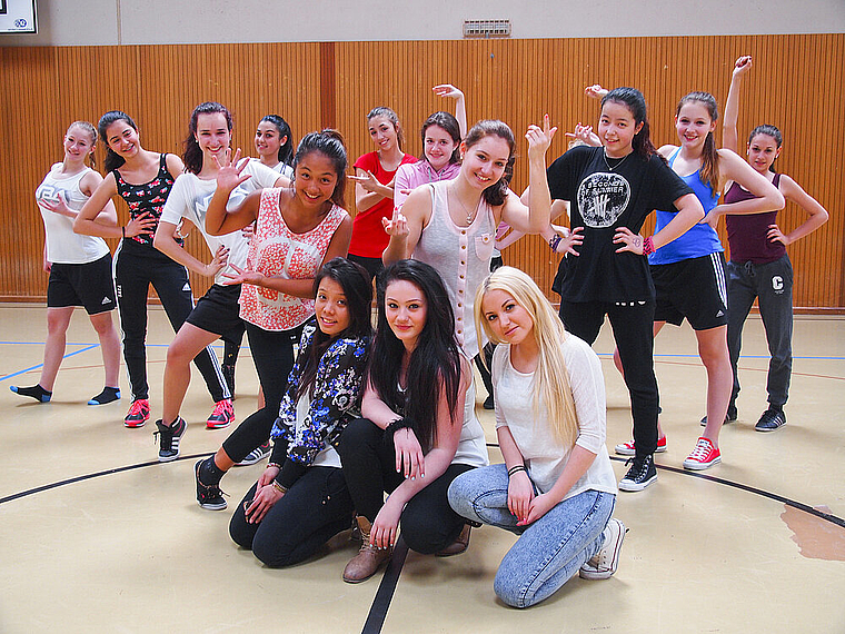 No Boys Allowed: Die Tänzerinnen mit ihren Trainerinnen Pahnita Sigg, Anna Gengotti, Merilen Juric (sitzend, v. l.) Foto: Tobias Gfeller