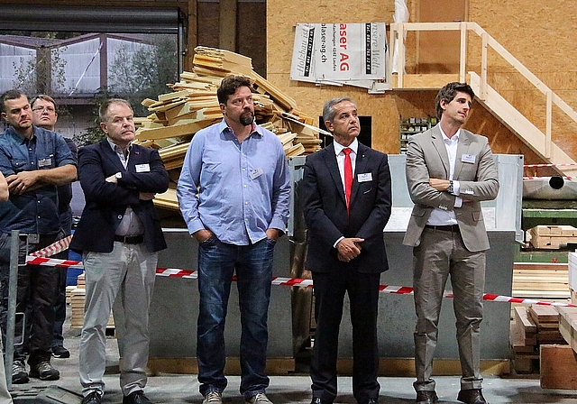 Der formelle Teil: Daniel Blaser (mit Bart), Domenico Urgese (2.v.l.) und Marc Scherrer (l.) hören, wie die Valiant-Bank expandieren will. Fotos: GINI Minonzio
