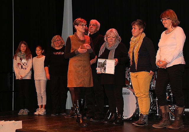«Gälterchinder Stäärnewääg»: Edith Bossert (Mitte) und ihr Team durften für ihr Projekt den Freiwilligenpreis 2017 entgegennehmen. Foto: Gaby Walther