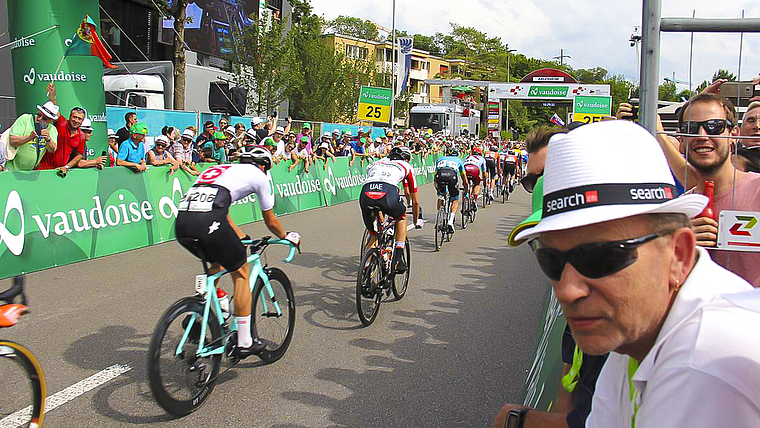 Spektakel: Einfahrt der Athleten in Arlesheim.  Foto: Tobias Gfeller