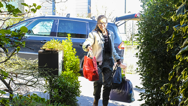 Solidarisch, freundlich und zuverlässig: Anh Huynh bringt Lebensmittel. Foto: Thomas Brunnschweiler