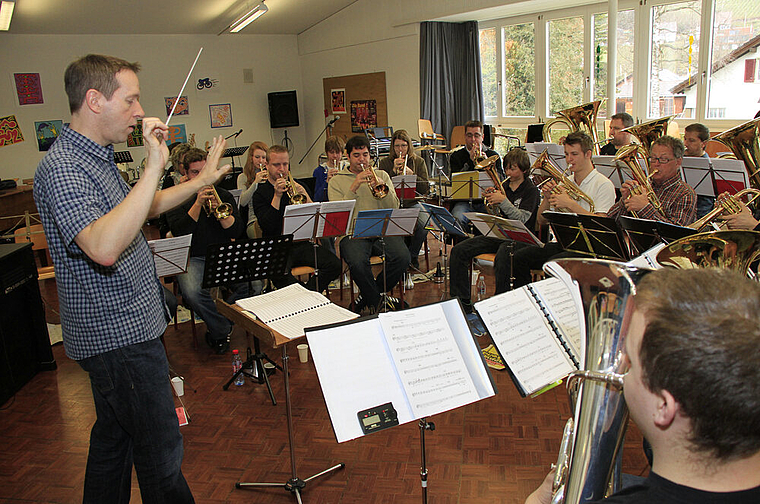 Dirigent und Band: Martin Schaad probt in der Zwingner Aula den Ernstfall. Foto: Martin Staub
