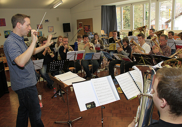 Dirigent und Band: Martin Schaad probt in der Zwingner Aula den Ernstfall.  Foto: Martin Staub