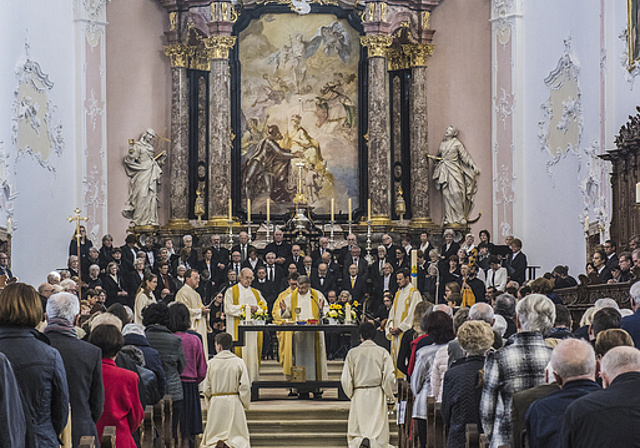 Messfeier: Der Blick geht durch den Mittelgang hin zu Altar und Chor.  Foto: Heiner Leuthardt