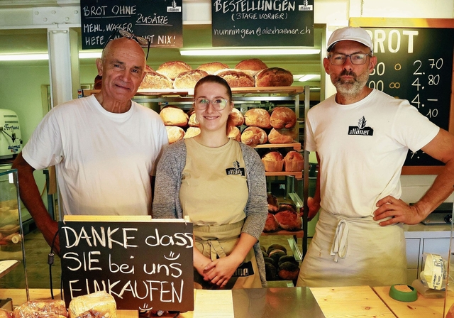 Spezieller Duft: Bäckermeister Alex Häner, Verkäuferin Sabrina Dürrenberger und Bäcker und Geschäftsleiter Mathieu Muth sorgen dafür, dass in Nunningen am Abend ein spezieller Duft in der Luft liegt.Foto: eh-presse