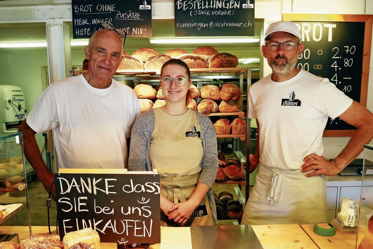 Spezieller Duft: Bäckermeister Alex Häner, Verkäuferin Sabrina Dürrenberger und Bäcker und Geschäftsleiter Mathieu Muth sorgen dafür, dass in Nunningen am Abend ein spezieller Duft in der Luft liegt.Foto: eh-presse