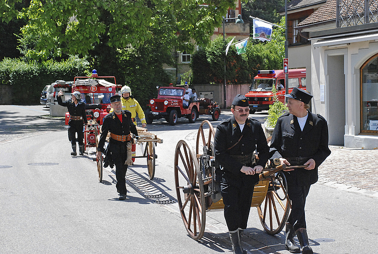 Pittoreskes Bild: Veteranen ziehen den Schlauchausleger und die Anhängeleiter. Foto: Thomas Brunnschweiler