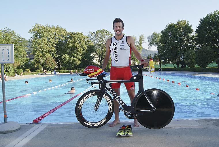 Bereit für den Ironman: David Llaneza mit seinen Arbeitsgeräten Schwimmbecken, Rad und Laufschuhe. Foto: Alan Heckel