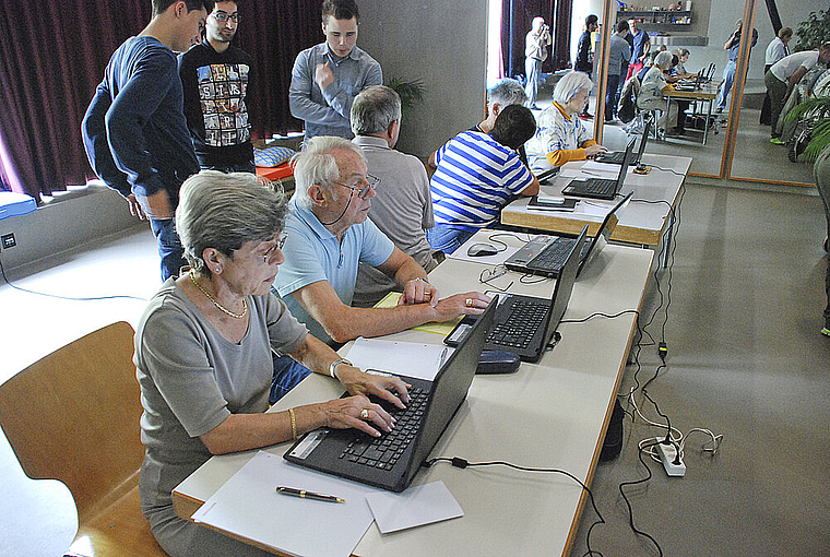 Ungewohnte Rollenverteilung: Ältere Schüler, junge Lehrer – das ist das Praxisprojekt «Internet-Café für Senioren». Foto: Thomas Brunnschweiler