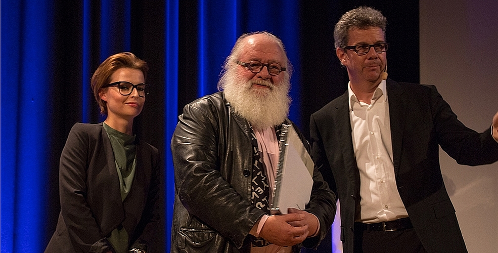 Der entscheidende Moment: Daniel Gaemperle, umrahmt von Maria Brehmer, Laudatorin, und Heinz L. Jeker, Kuratoriumspräsident. Fotos: Martin Staub
