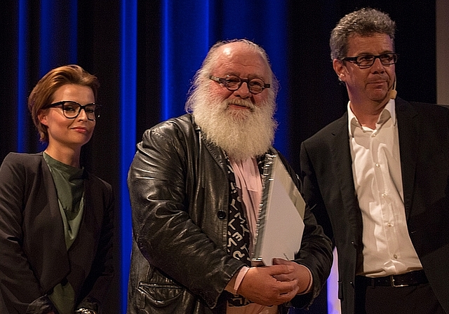 Der entscheidende Moment: Daniel Gaemperle, umrahmt von Maria Brehmer, Laudatorin, und Heinz L. Jeker, Kuratoriumspräsident. Fotos: Martin Staub
