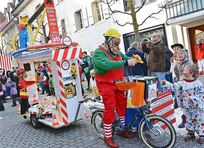 Weisser gehts nimmer: Der Tambourmajor der Pfluderi Fäger Clique musste Farbe lassen für ein Bänkli. Weisser gehts nimmer: Der Tambourmajor der Pfluderi Fäger Clique musste Farbe lassen für ein Bänkli.