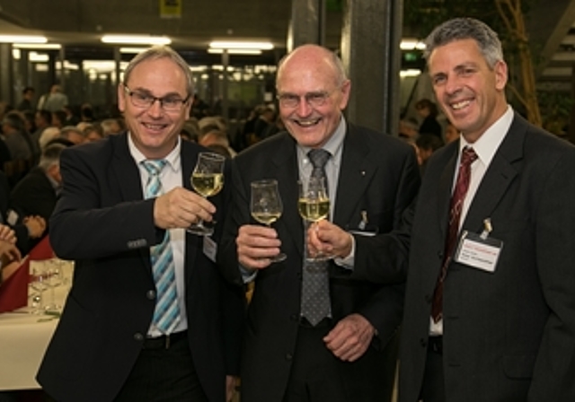 Alles in Butter: Thomas Imhof, neuer Inhaber der Bieli Transport AG, Urs Bieli und Referent Peter Gschwendtner (v.l.) stossen auf einen gelungenen Start ins neue Jahr an. Fotos: Martin Staub