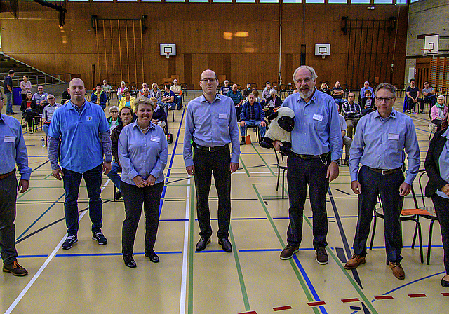Mit Corona-gerechtem Abstand: Thomas Leimgruber, Lukas Giger, Kathrin Beck-Siegrist, Andreas Jeppesen, Peter J. Meier, Jürg Feigenwinter und Daniela Grieder.  Foto: Heiner Leuthardt