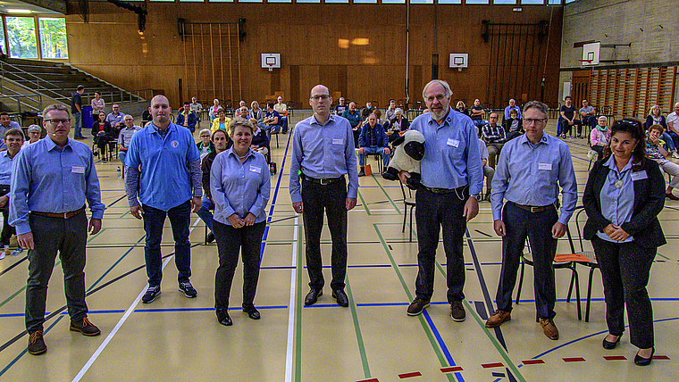 Mit Corona-gerechtem Abstand: Thomas Leimgruber, Lukas Giger, Kathrin Beck-Siegrist, Andreas Jeppesen, Peter J. Meier, Jürg Feigenwinter und Daniela Grieder. Foto: Heiner Leuthardt