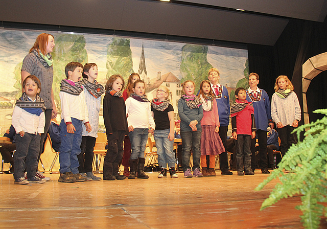 Erster öffentlicher Auftritt: Die Chindergruppe Birs-Echo erntete beim Reinacher Publikum grossen Applaus.  Foto: ZVG