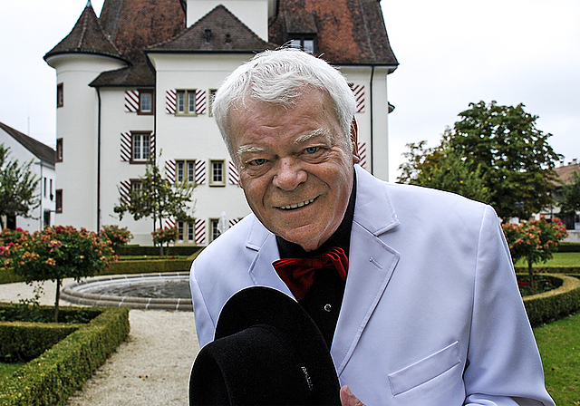 Elegant wie immer: Nobby vor seiner ehemaligen Primarschule, dem heutigen Gemeindehaus im Schloss Aesch.  Foto: Thomas Brunnschweiler