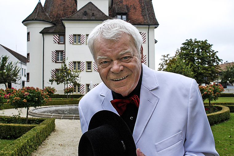 Elegant wie immer: Nobby vor seiner ehemaligen Primarschule, dem heutigen Gemeindehaus im Schloss Aesch. Foto: Thomas Brunnschweiler