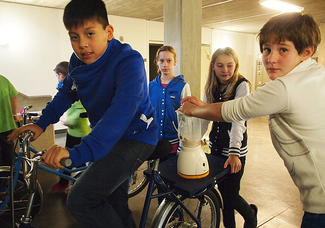 Schwitzen für den Milchshake: Reinacher Primarschüler erfuhren am eigenen Leib, was es bedeutet, Energie zu produzieren und zu verbrauchen. Foto: Tobias Gfeller