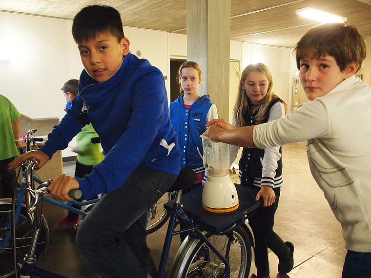 Schwitzen für den Milchshake: Reinacher Primarschüler erfuhren am eigenen Leib, was es bedeutet, Energie zu produzieren und zu verbrauchen. Foto: Tobias Gfeller