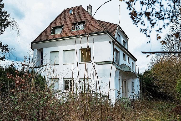 Darf abgerissen werden: Die Villa Kaelin in Arlesheim löst eine Grundsatzdebatteüber das Erbe der anthroposophischen Baukultur aus. Foto: Kenneth Nars