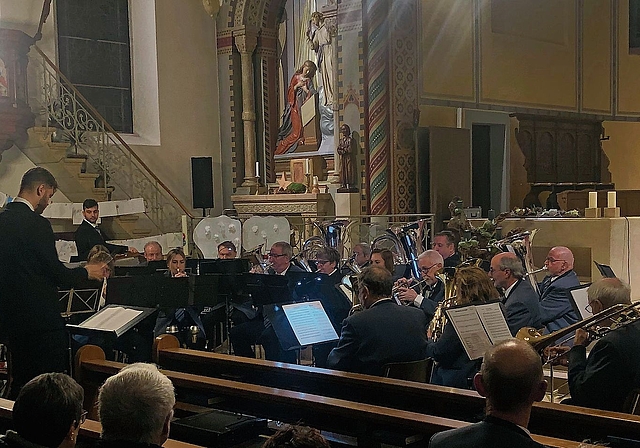 In der Kirche: Der Musikverein Konkordia Kleinlützel dirigiert von Tamàs Szente. Foto: Sabine Asprion
