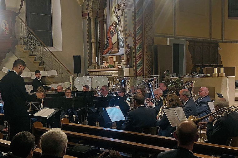 In der Kirche: Der Musikverein Konkordia Kleinlützel dirigiert von Tamàs Szente. Foto: Sabine Asprion
