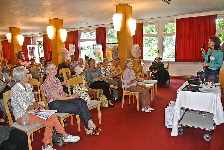 Gedanken für die Zukunft: Christine Leuenberger (r.) moderiert den Workshop in der Lukas Klinik. Foto: Bea Asper