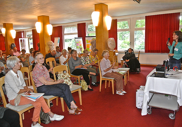 Gedanken für die Zukunft: Christine Leuenberger (r.) moderiert den Workshop in der Lukas Klinik.  Foto: Bea Asper