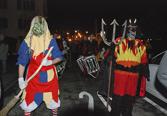 Archaischer als die Fasnacht: Chäppelihäx und Teufel auf dem Weg zum Funggefüür-Platz beim Leywald. Foto: Thomas Brunnschweiler