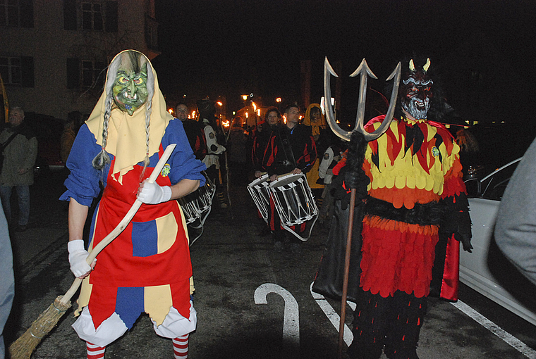 Archaischer als die Fasnacht: Chäppelihäx und Teufel auf dem Weg zum Funggefüür-Platz beim Leywald. Foto: Thomas Brunnschweiler