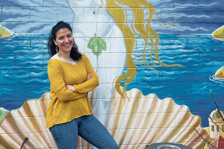 In Hobel zuhause: Die Illustratorin Patrizia Stalder vor ihrer selbstbemalten Garage. Foto: Nicolas Blust