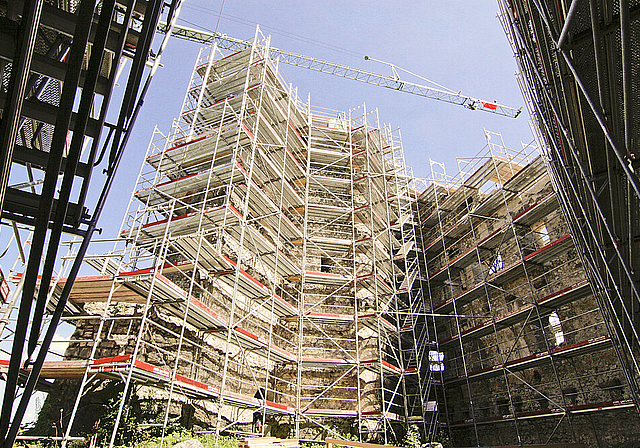 Eingerüstet: Nach Jahrhunderten des Zerfalls wird die noch vorhandene Bausubstanz der der Ruine Pfeffingen konserviert.  Foto: Lukas Hausendorf